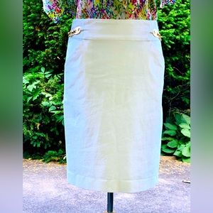 Milly White skirt with goldtone builtin waist chain.